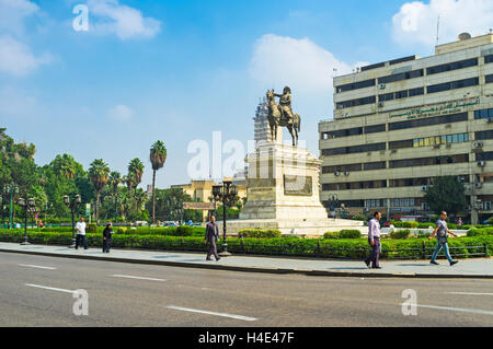 La statua equestre di Ibrahim Pascià in opera al quadrato con il giardino verde sullo sfondo Foto Stock