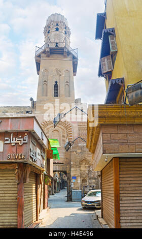 L'ingresso di al vicolo Salheyya diramantesi dal Al-Moaz street è sormontato dal vecchio minareto, Cairo Egitto Foto Stock