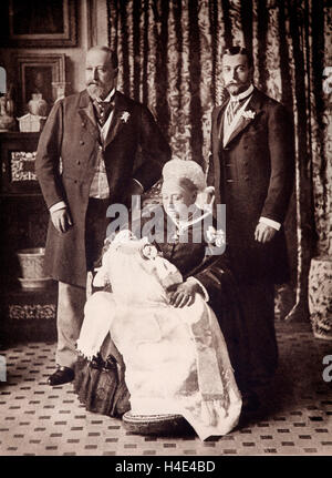 Il 23 giugno 1894, un figlio Edward è nato per il Duca e la duchessa di York - più tardi il Principe del Galles il Re Giorgio V con suo padre e sua nonna. Da sinistra - destra re Edoardo VII, Queen Victoria, il Duca di York, più tardi Re Giorgio V Foto Stock