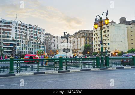 Al Opera square diventa rumorosa e affollata posto la sera, al Cairo in Egitto Foto Stock