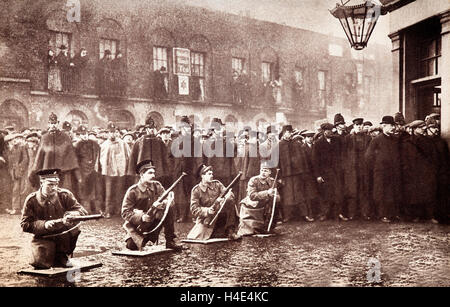 Soldati all'assedio di Sidney Street di gennaio 1911, un gunfight in East End di Londra tra un combinato di polizia ed esercito forza e due rivoluzionari lettone. Gli eventi sono iniziati nel dicembre 1910, con un tentativo di rapina in gioielleria nella città di Londra da una gang di immigrati lettoni che ha causato l'assassinio di tre poliziotti e il ferimento di altre due, e la morte di George Gardstein, il leader della pista lettone. Foto Stock