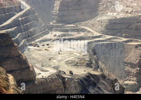 La perforazione di un banco a Kalgoorlie consolidato miniera d'Oro (Super Pit) in Kalgoorlie-Boulder, Western Australia. Foto Stock