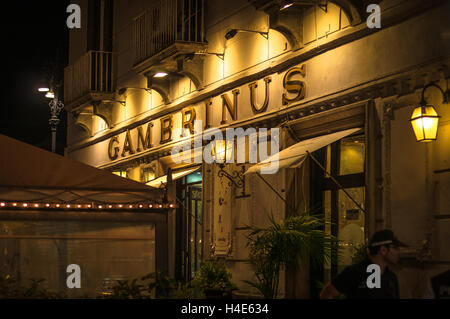 La facciata del Caffè Gambrinus di notte. Caffè Gambrinus è un napoletano cafe risalente al 1860. Foto Stock