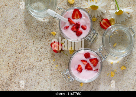 Yogurt fatto in casa con i fiocchi di mais e bacche, mangiare sano yogurt, vista dall'alto. Foto Stock