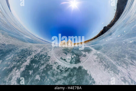 Panorama sferica Shaman Rock o Cape Burhan sull isola di Olkhon in inverno, circondato dal blu ghiaccio del Lago Baikal con incrinature Foto Stock