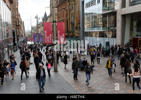 Sauchihall Street Glasgow city centre centre di gente del posto e turisti rilassatevi e godetevi il sole Foto Stock