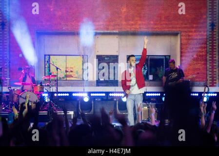 Seattle-base Sol musicista esegue per la folla a noi il giorno di Seattle in Key Arena Foto Stock