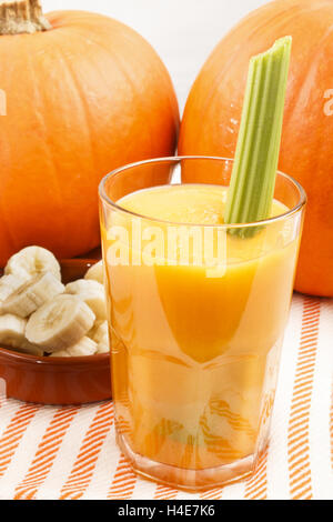 Fatta fresca banana frullato di zucca in un bicchiere Foto Stock