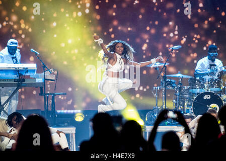 Artista musicale Ciara esegue per la folla a noi il giorno di Seattle in Key Arena Foto Stock