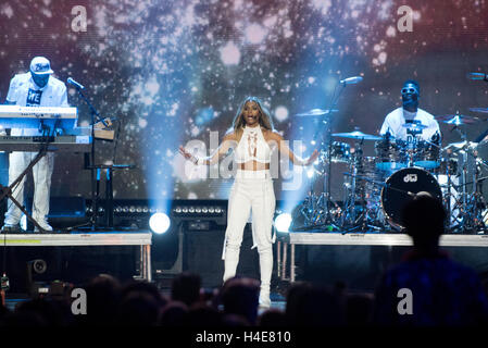 Artista musicale Ciara esegue per la folla a noi il giorno di Seattle in Key Arena Foto Stock