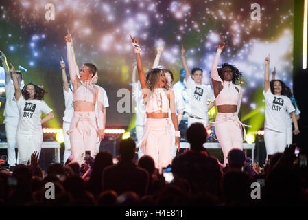 Artista musicale Ciara esegue per la folla a noi il giorno di Seattle in Key Arena Foto Stock