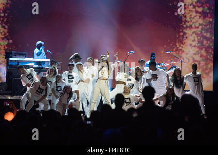 Artista musicale Ciara esegue per la folla a noi il giorno di Seattle in Key Arena Foto Stock