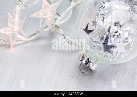 Natale di Vetro a sfera astratta su sfondo chiaro closeup Foto Stock