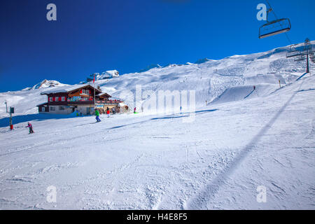 Gli sciatori sciare sulle piste da sci nelle vicinanze Alperestaurant Staefel sulla sommità di Hoch Ybrig stazione sciistica svizzera Foto Stock