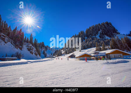 Gli sciatori sciare sulle piste da sci sulla sommità del Hoch Ybrig resort, Svizzera Foto Stock