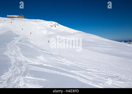 Gli sciatori sciare sulle piste da sci sulla cima di Hoch Ybrig resort, Svizzera Foto Stock