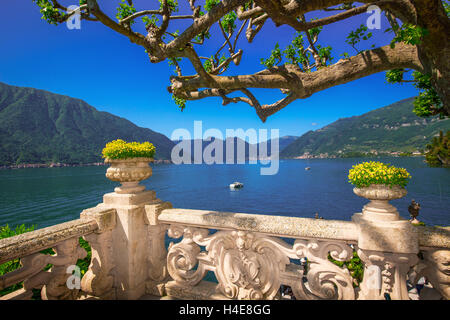 Bellissima vista del lago di Como e sulle Alpi dalla terrazza Villa Balbianello, Italia. Villa era Foto Stock