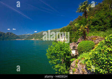 Vista del lago di Como e montagne Alpine nella regione Lombardia, Italia Foto Stock