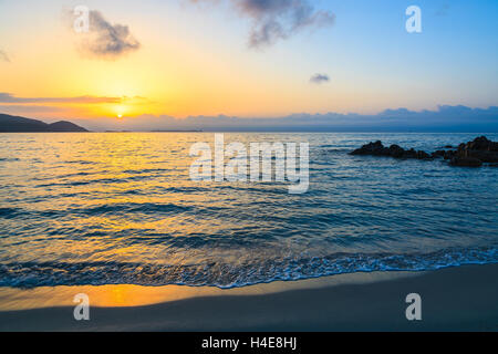 Tramonto sul bellissimo Porto Giunco spiaggia vicino a Villasimius, l'isola di Sardegna, Italia Foto Stock