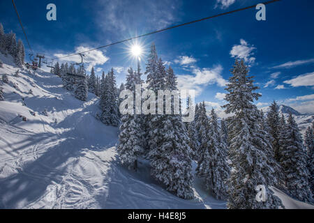 Seggiovia e alberi coperti di neve fresca in Kitzbuhel ski resort, Alpi Tirolo, Austria Foto Stock