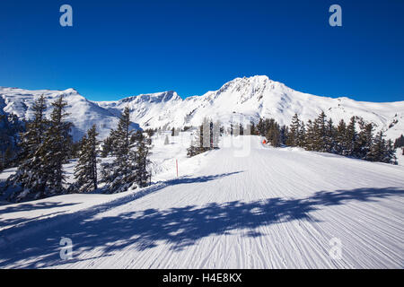 Piste da sci a Kitzbuhel ski resort circondato dalle Alpi Tirolo, Austria Foto Stock