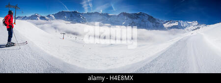 Giovane uomo pronto a sciare nelle alpi svizzere mountain ski resort, olmo, Svizzera Foto Stock