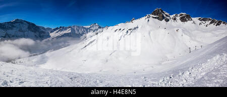 Vista panoramica di seggiovia in Elm ski resort, alpi svizzere, Svizzera Foto Stock