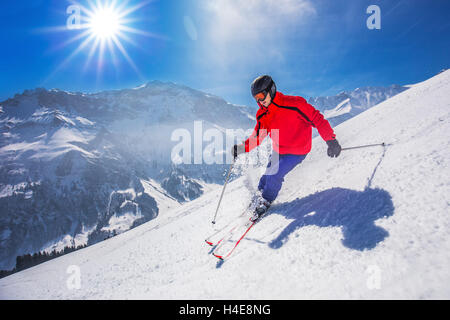 Giovane uomo felice lo sci a Lenzerheide ski resort, Svizzera. Foto Stock