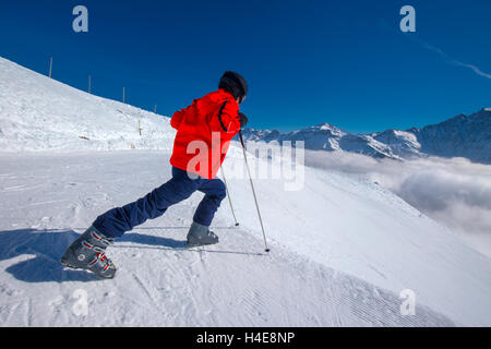 Giovane sciatore la fase di riscaldamento prima di sciare in Elm ski resort, Svizzera Foto Stock