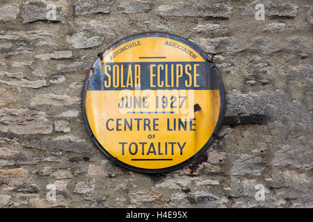 Center Line of totality Solar Eclipse Sign Richmond North Yorkshire Regno Unito giugno 1927 Foto Stock