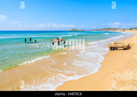 Bellissima sabbiosa spiaggia di Chia e acqua del mare turchese, l'isola di Sardegna, Italia Foto Stock