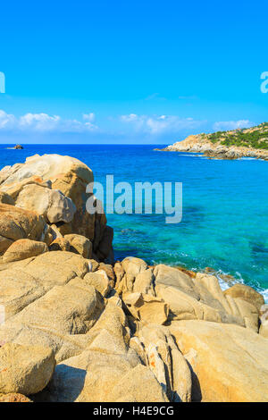 Rocce azzurre e cristalline acque del mare vicino alla spiaggia di Cala Cipolla, isola di Sardegna, Italia Foto Stock