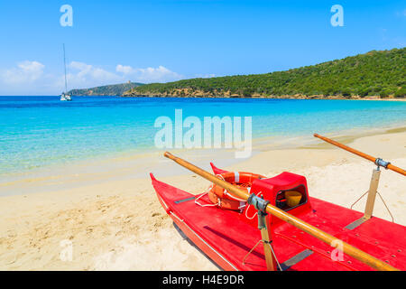 Rosso barca sulla bellissima spiaggia di Teuleda, l'isola di Sardegna, Italia Foto Stock