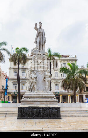 Statua di José Marti, poeta cubano e l'autore, il Parque Central, l'Avana, La Habana, Cuba, la Repubblica di Cuba, Antille Maggiori dei Caraibi Foto Stock