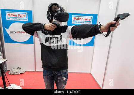 Roma, Italia. Xiv oct, 2016. Maker Faire Roma 2016, l'edizione europea del Maker Faire, una tre-giorni di vetrina della invenzione, creatività e ingegnosità nel campo della scienza e della tecnologia è tenuto a Roma. Maker Faire Roma è il più grande del mondo mostra dopo il 'Area Bay' e 'New York negli Stati Uniti. © Giuseppe Ciccia/Pacific Press/Alamy Live News Foto Stock