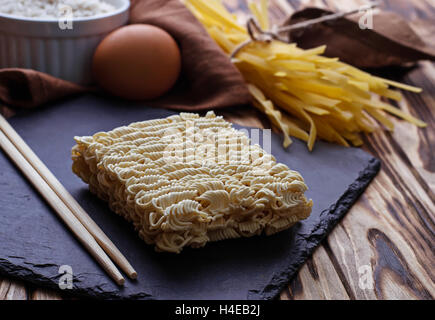 Cinese a secco di noodle all'uovo e ramen. Messa a fuoco selettiva Foto Stock