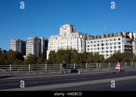 Vista verso la Shell-Mex casa da Waterloo Bridge, London, Regno Unito Foto Stock