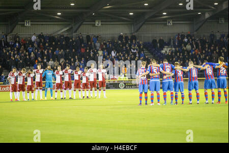 I giocatori di entrambe le squadre di tenere un minuto di silenzio per i Rangers fan chi è morto in un incidente di pullman durante la Ladbrokes Premiership scozzese corrispondono all'Tulloch Caledonian Stadium, Inverness. Stampa foto di associazione. Picture Data: venerdì 14 ottobre, 2016. Vedere PA storia SOCCER Inverness. Foto di credito dovrebbe leggere: Jeff Holmes/filo PA. Solo uso editoriale. Foto Stock