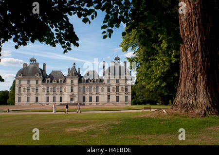 Il castello di Cheverny. Costruito tra il 1624 e il 1630 dallo scultore-architetto di Blois, Jacques Bougier. Valle della Loira, in Francia. Cheverny, un tesoro per gli amanti di Tintin. Questo castello, che ispirò Hergé per disegnare il famoso Moulinsart del Capitano Haddock, è una miscela di musica classica e popolare, arte. Foto Stock