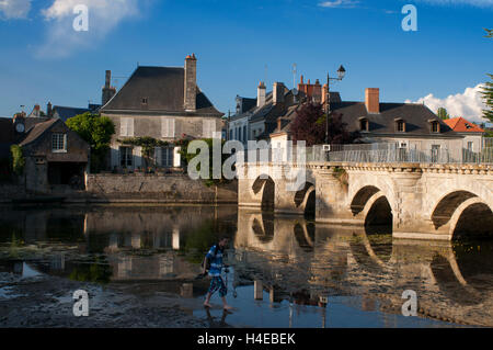 Il grazioso e tranquillo villaggio di Azay le Rideau dal fiume Indre, Valle della Loira, in Francia. Foto Stock