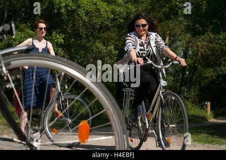 In bicicletta dal Fontevraud a Saumur, Valle della Loira, in Francia. Venti chilometri di bicicletta in Fontevraud e siamo arrivati alle porte di Saumur, una piccola cittadina alle porte della Loira. Foto Stock