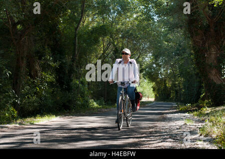 In bicicletta dal Fontevraud a Saumur, Valle della Loira, in Francia. Venti chilometri di bicicletta in Fontevraud e siamo arrivati alle porte di Saumur, una piccola cittadina alle porte della Loira. Foto Stock