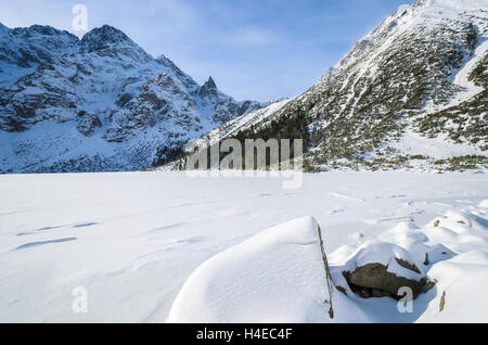 Coperte di neve bella Morskie Oko lago in inverno, Alti Tatra, Polonia Foto Stock