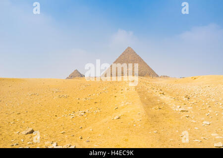 La piramide di Menkaure con il piccolo Piramidi delle regine sulla sinistra, Giza in Egitto. Foto Stock