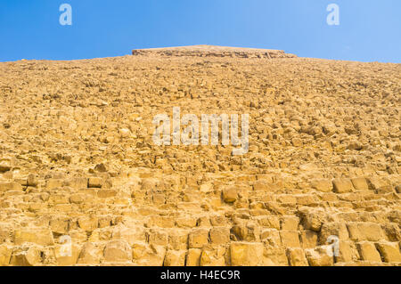 La vista sulla piramide di Khufu dal suo piede, Giza in Egitto. Foto Stock