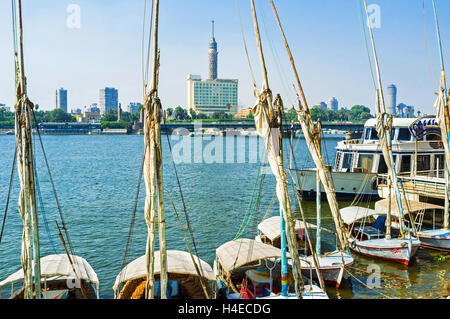 I numerosi feluche attendere per i turisti sul Nilo promenade, il Cairo in Egitto Foto Stock