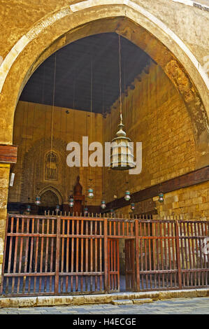 Il grande arco collega il cortile di Al-Nasir Muhammad complesso funerario con la sala di preghiera della moschea, Il Cairo in Egitto Foto Stock