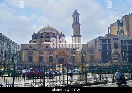 Al-Azhar Avenue con la recinzione metallica, separando diverse direzioni di movimento e di Muhammad Bey Abu Moschea Al-Dhahab Foto Stock