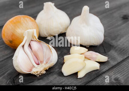 Aglio ceca sulla piastra di legno, pulire foto Foto Stock