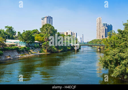 Il ponte sul canale del Nilo, che corre lungo El Roda Island, Il Cairo, Egitto. Foto Stock